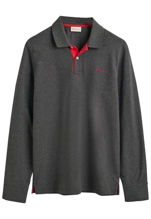 Polo majica s dugimi rokavi v temno sivi barvi iz bombaža z rdečim ovratnikom in detajli, ki ima dva gumba na zapenjalnem delu in majhen znak na prsih.