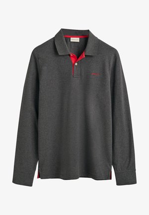 Polo a maniche lunghe in cotone grigio scuro con colletto rosso e dettagli rossi, dotato di una patta con due bottoni e un piccolo logo sul petto.