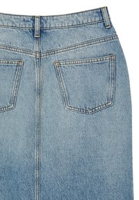 Jupe en denim à délavage bleu clair, avec taille haute, deux poches arrière et détails de couture. Texture lisse avec une coupe classique.