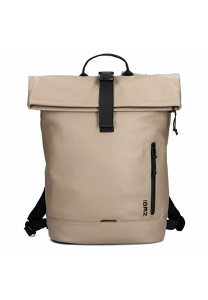 Zaino beige con chiusura a rotolo, fibbia nera, tasca laterale con cerniera e spallacci neri regolabili.