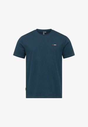 Mørkeblå T-skjorte med kort erm og rund hals, med en liten rød og hvit racingbilgrafikk på venstre bryst.