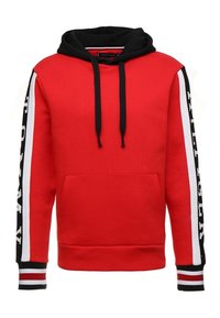 Rode hoodie met zwarte capuchon en trekkoorden, witte en zwarte strepen met tekst op de mouwen, een voorzak in kangoeroestijl en gestreepte boorden.