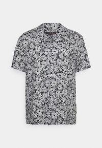 Camisa de botones de manga corta en blanco y negro con un estampado floral integral y cuello tipo camp, mostrada sobre un fondo blanco.