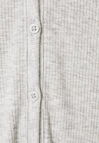 Grau gerippter Cardigan mit Knopfverschluss, strukturiertem Stoff und subtilen Farbvariationen, mit einem weichen und dehnbaren Erscheinungsbild.