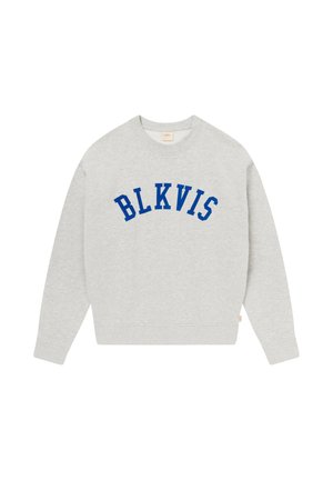 Jasnoszara bluza z długim rękawem i okrągłym dekoltem, na której na piersi w łuku nadrukowano niebieskie litery "BLKVIS".