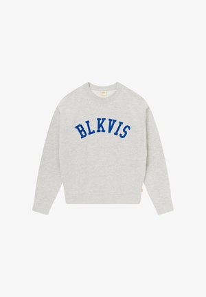 Jasnoszara bluza z długim rękawem i okrągłym dekoltem, na której na piersi w łuku nadrukowano niebieskie litery "BLKVIS".