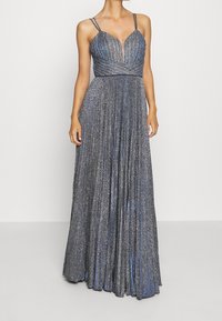 Pailletterad aftonklänning i nyanser av blått och silver, med en figursydd överdel, plisserad kjol och tunna justerbara axelband.