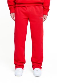 Pegador LOGO WIDE PANTS - Pantalones deportivos - washed red/white gum