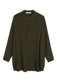 Camisa de manga larga verde oscuro, hecha de un tejido suave y texturizado. Presenta un cuello alto y un cierre frontal con botones, con un dobladillo curvado.