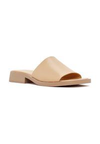 Sandales à glissière beige avec une finition en cuir lisse, bout ouvert et un petit talon bloc. Design simple avec une silhouette arrondie.