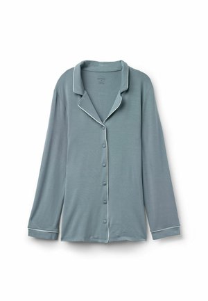 Lange mouwen, knoopsluiting pyjamajasje van zacht, lichtblauw stof met contrasterende witte bies langs de kraag en manchetten. Gladde textuur.