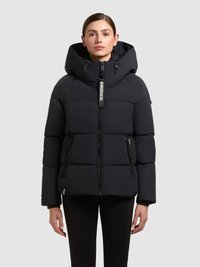 Puffjacka i svart material med hög krage, dragkedja fram och två sidofickor. Har en logomärke på dragkedjan.