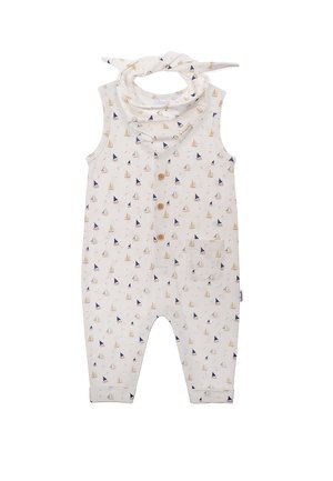 Ärmelloser Kinderstrampler aus hellbeigem Stoff mit nautischem Segelboot-Print in Blau, Gelb und Grau. Drei Holzknöpfe vorne.