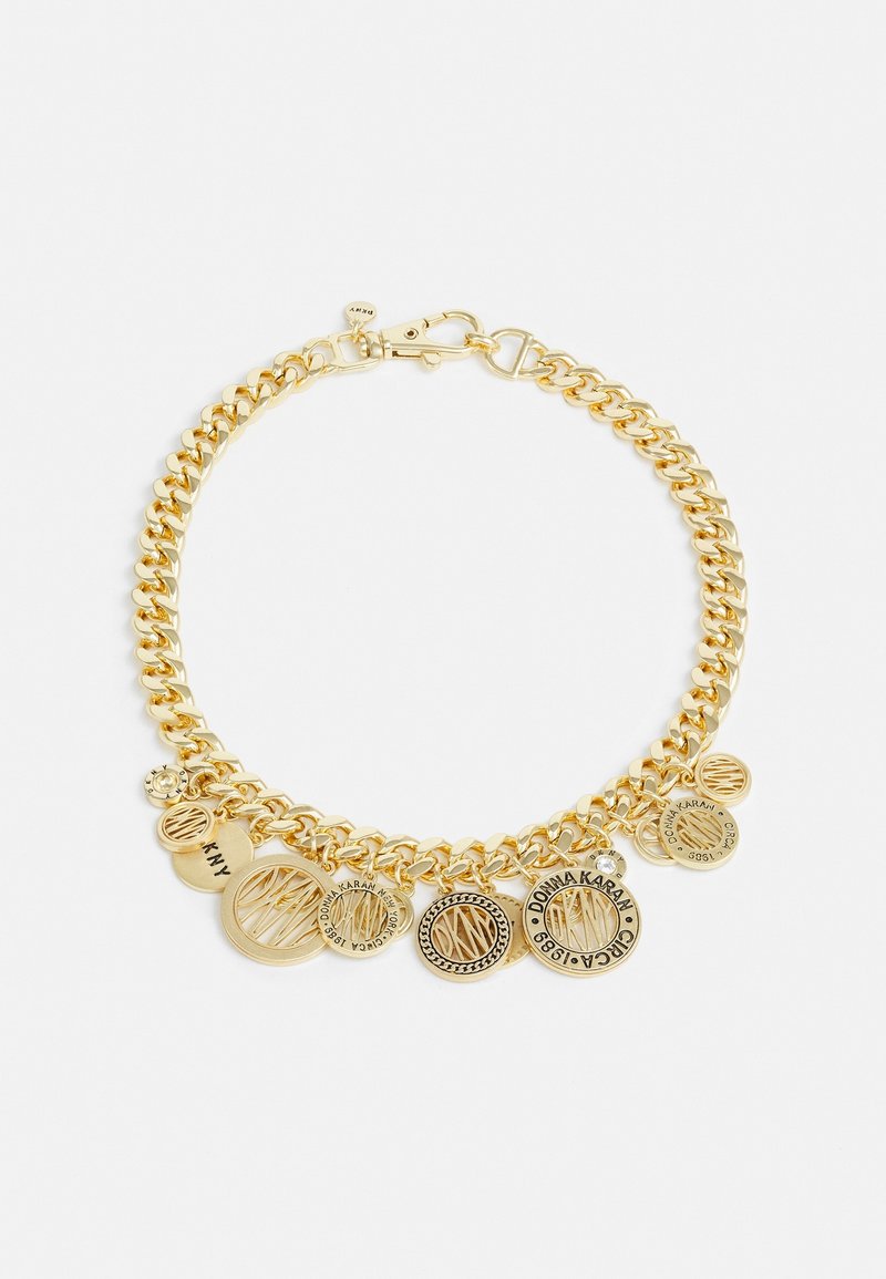 Guld kæde armbånd med flere runde og cirkulære mærkevedhæng graveret med "Donna Karan" og "DKNY" logoer.