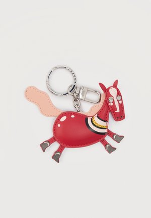 Μπρελόκ σε σχήμα αλόγου από κόκκινο δέρμα με ροζ ουρά, διακοσμημένο με λευκά και μαύρα μοτίβα, προσαρτημένο σε ασημί δαχτυλίδι και κλιπ.