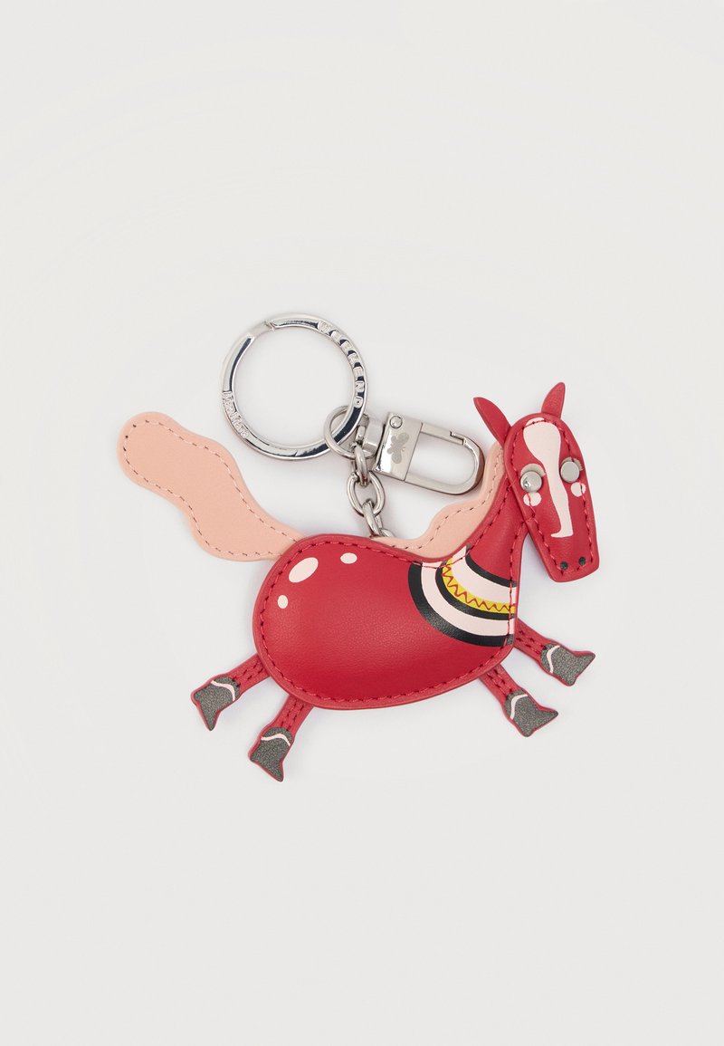 Μπρελόκ σε σχήμα αλόγου από κόκκιν ο δέρμα με ροζ ουρά, διακοσμημένο με λευκά και μαύρα μοτίβα, προσαρτημένο σε ασημί δαχτυλίδι και κλιπ.