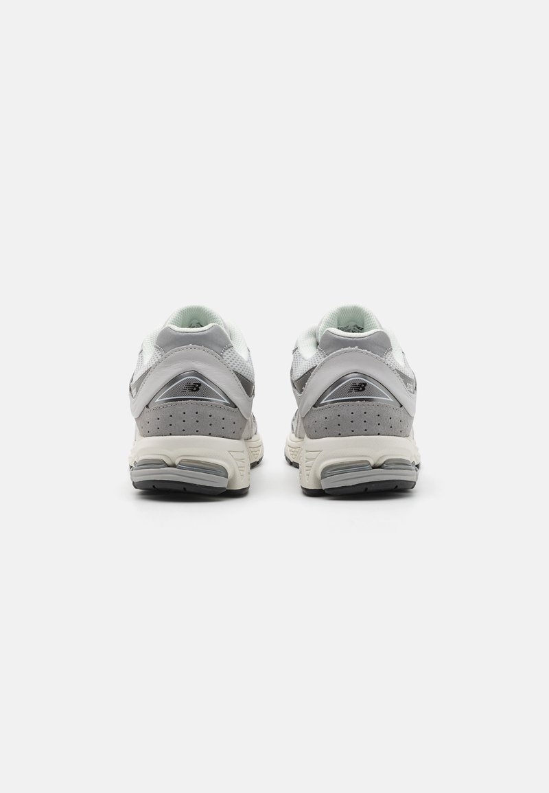 New Balance M2002 UNISEX - Sneaker low - grey/grau - Zalando.de