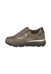 Zapatilla casual marrón para mujer con cremallera lateral, cordones en la parte frontal y suela gruesa oscura sobre fondo blanco.
