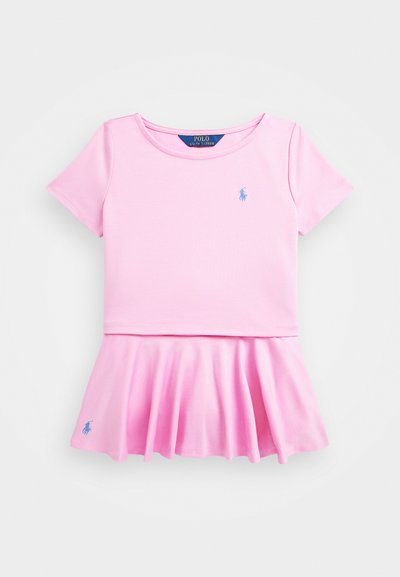 Roza obleka s kratkimi rokavi in prilegajočim zgornjim delom ter razširjenim krilom, izdelana iz mehkega materiala. Ima majhen moder logo na prsih in pasu.