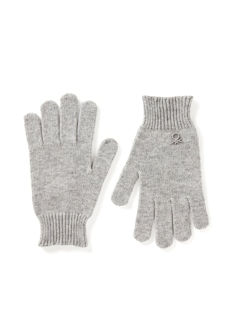 Šedé pletené rukavice s žebrovanými manžetami, mají pět prstů a malou logo akcentaci na jednom z nich. Měkká textura s jemným vzorem.