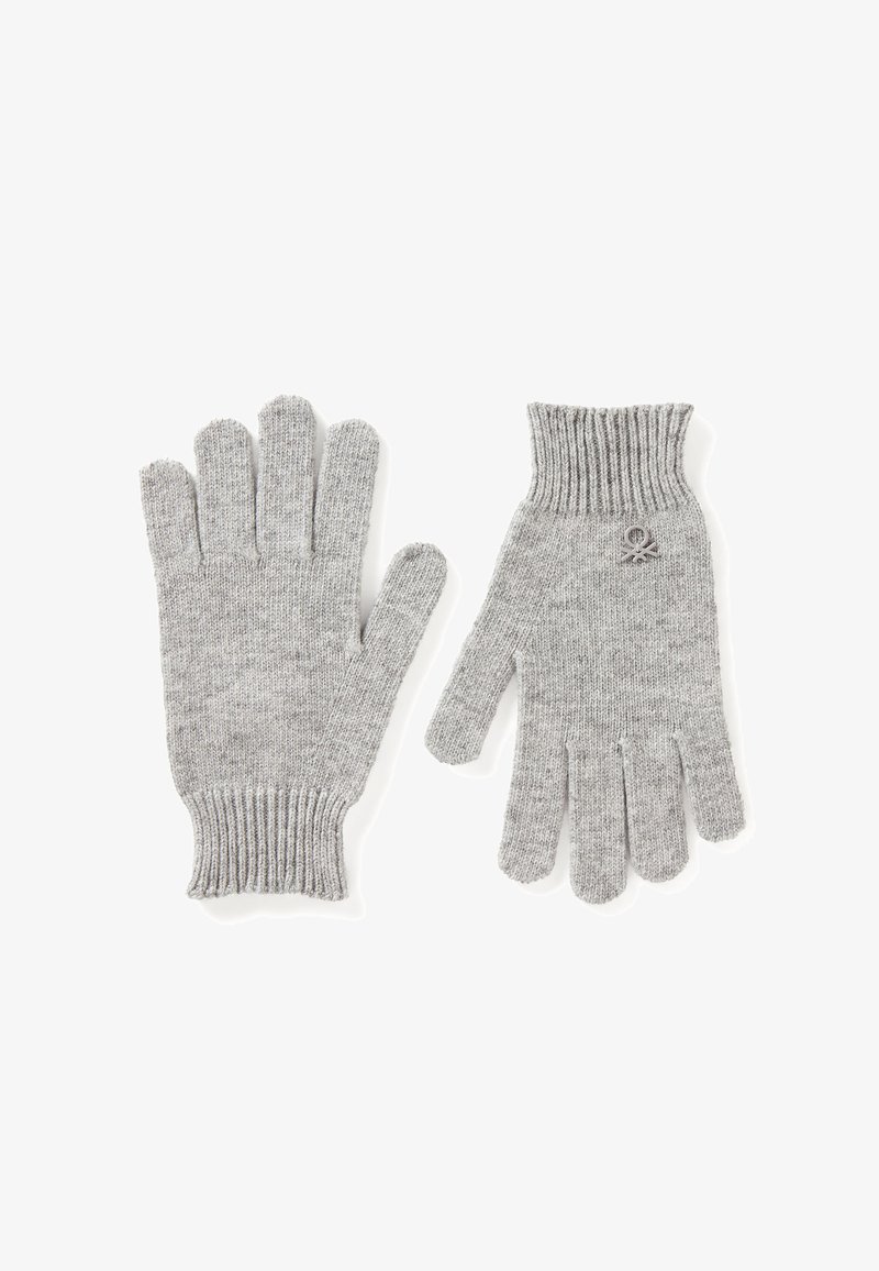 Šedé pletené rukavice s žebrovanými manžetami, mají pět prstů a malou logo akcentaci na jednom z nich. Měkká textura s jemným vzorem.