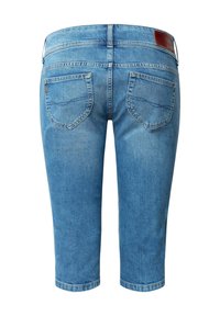 Ljusblå denim shorts i knälängd med fyra fickor, blekt struktur och en brun läderlapp vid midjan.