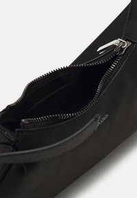 Calvin Klein SOFT CROSSBODY - Τσάντ α χιαστί - black