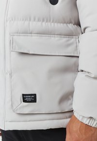 CLOSURE London EXPEDITION JACKET - Vinterjakke - stone