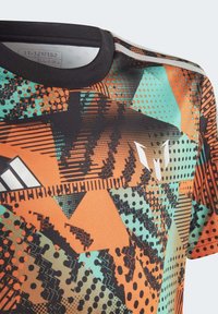 Koszulka sportowa z krótkim rękawem, w pomarańczowo-czarny i turkusowy geometryczny wzór, wykonana z lekkiego materiału, z czarnym dekoltem i logo.