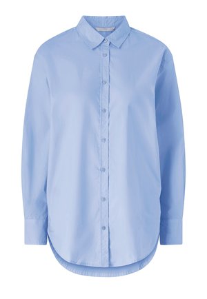 Lichtblauw overhemd met lange mouwen, knoopsluiting, puntkraag en afgeronde zoom, getoond op een witte achtergrond.