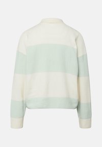 Weicher Strickpullover mit breiten, horizontalen Streifen in Pastellgrün und Creme, von hinten gezeigt, mit langen Ärmeln und rundem Ausschnitt.