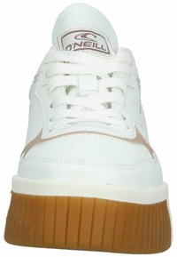 Baskets synthétiques blanches avec un accent beige, présentant un bout rond, une semelle épaisse en gomme et un système de laçage proéminent. Logo affiché sur la languette.