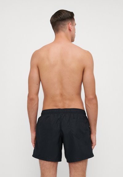 Pantaloni scurți de baie negri, dintr-un material ușor, cu un brâu elastic și o pochetă pe spate. Textură netedă și lungime până la mijlocul coapsei.