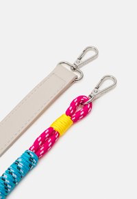 Desigual BAG RAVEN KUWAIT - Sac à main - crudo