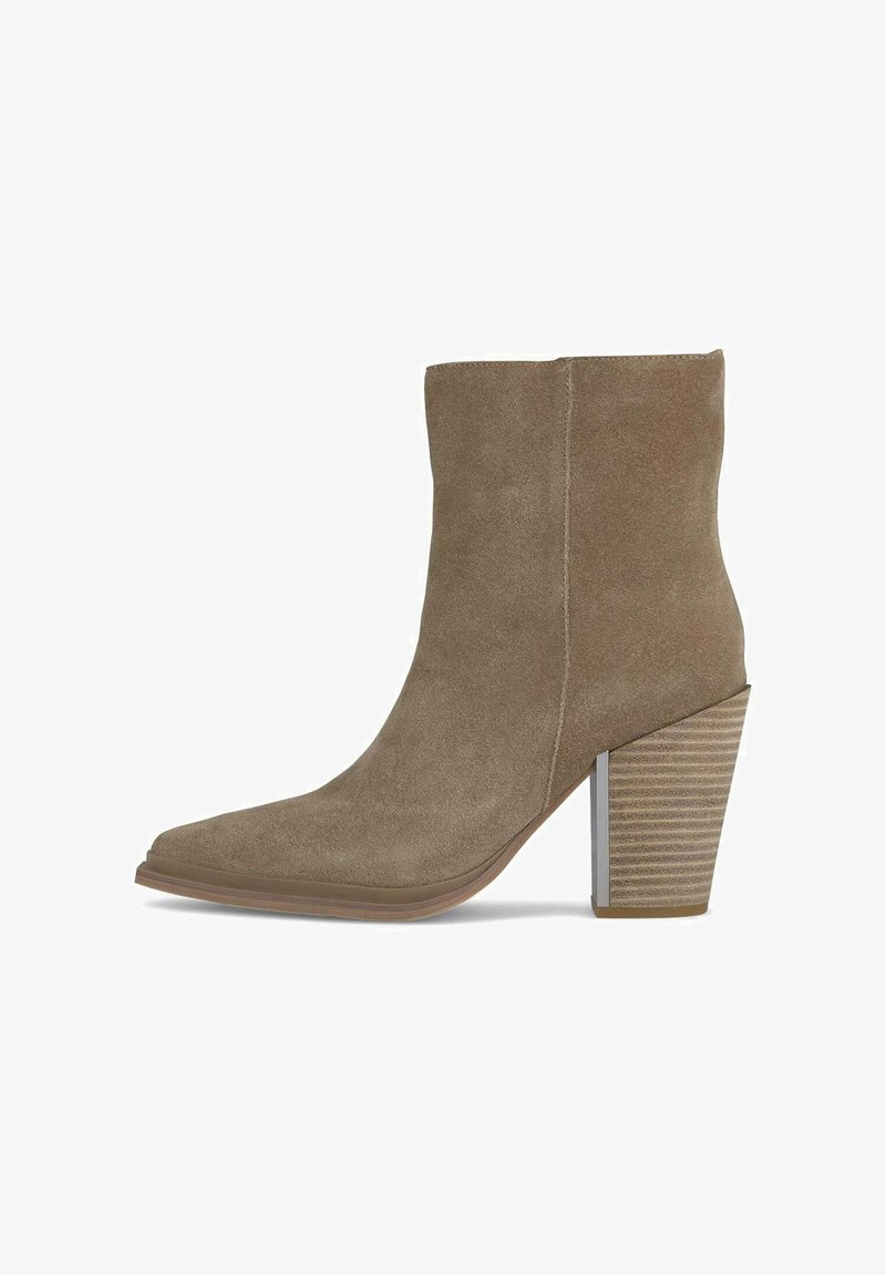 Botte de cheville en suede taupe avec un bout pointu et un talon haut empilé et rayé. Texture lisse avec des détails de couture minimaux.