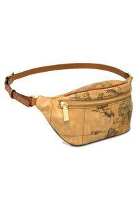Marsupio in pelle marrone con stampa della mappa del mondo. Presenta una tasca anteriore con zip e una tracolla regolabile. Superficie testurizzata con dettagli di cucitura.