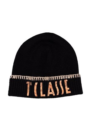 Berretto di lana nero con risvolto piegato, con testo color marrone chiaro che recita "T'CLASS." Arricchito da cuciture a contrasto lungo il bordo.