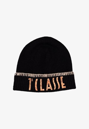 Berretto di lana nero con risvolto piegato, con testo color marrone chiaro che recita "T'CLASS." Arricchito da cuciture a contrasto lungo il bordo.