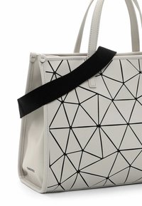 Sac fourre-tout à motif géométrique blanc avec accents noirs, équipé de deux poignées et d'une bandoulière noire amovible. Texture lisse.