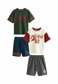 Två kortärmade T-tröjor i grönt och krämfärgat med vinröda detaljer, parat med marinblå och grå shorts, som har djärva grafiska tryck och siffror.