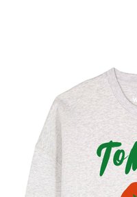 Grauer Sweatshirt mit überschnittenen Schultern, ausgestattet mit einem auffälligen grünen Textdesign, das "To" und ein rotes Herzsymbol zeigt.