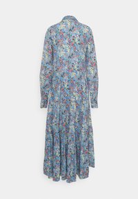 Modrá midi šaty s dlouhým rukávem a vrstvenou sukní, pokryté malým vícbareným květinovým vzorem, zobrazené zezadu na bílém pozadí.