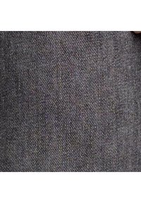 Tumed sinise teksariie lähivõte, näidates selle tekstuuri ja kudumismustrit.