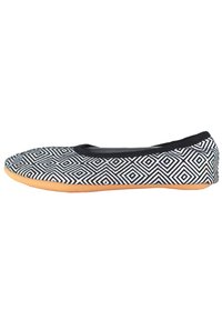 Zwart-wit geometrisch patroon op een platte schoen met een ronde neus, elastische trim en een lichtbruine rubberen zool. Textuurstof bovenkant.