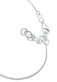 Silberkettchen mit ineinandergreifenden Gliedern, ausgestattet mit einem Karabinerverschluss und einer fein gewebten Kette. Glatte Textur und glänzendes Finish.