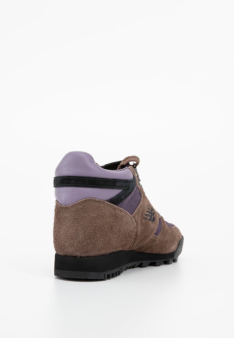 Brązowe zamszowe sneakersy wysokie z purpurowym syntetycznym piętkiem, czarnymi akcentami i teksturowaną gumową podeszwą. Posiadają czarne logo po boku.