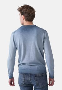Hellblauer Farbverlauf-Pullover aus weichem Stoff, mit langen Ärmeln und gerippten Bündchen, im klassischen Rundhalsausschnitt-Design.