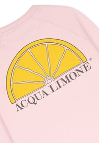 Rosa sweatshirt med en stor grafisk bild av en gul citronskiva och svart text "ACQUA LIMONE" nedanför. Mjuk tygkänsla med en avslappnad design.