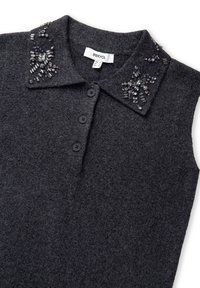 Ciemnoszara bezrękawnikowa bluzka dzianinowa z kołnierzykiem, ozdobiona małymi czarnymi i przezroczystymi koralikami oraz trzema czarnymi guzikami z przodu.