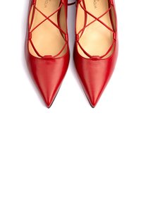 Ballerine rosse in pelle con punta a punta e cinturini incrociati, con una finitura liscia. Presentano una silhouette elegante e un tacco sottile.